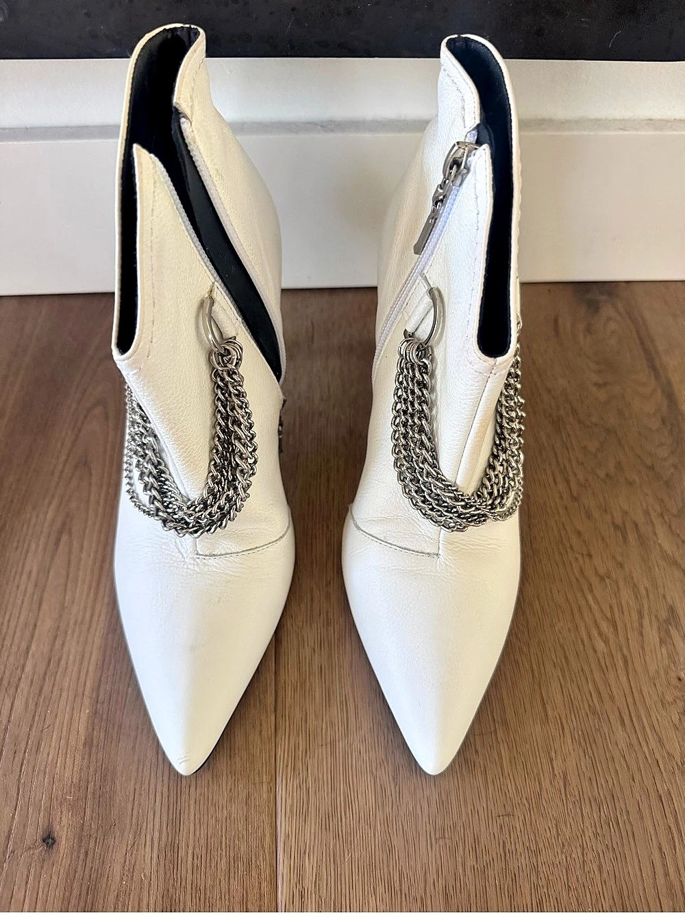 VICSON Pointed Toe Chain Booties White US 7